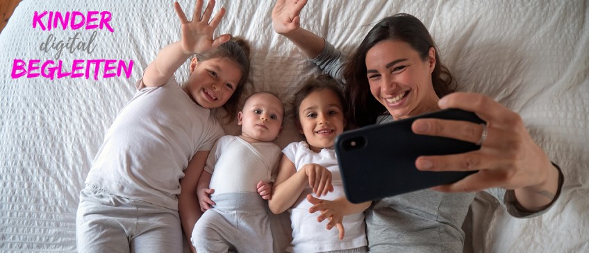 Kinder digital begleiten - Mutter macht mit Kindern ein Selfie